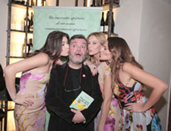 Nino Spirli con le indossatrici